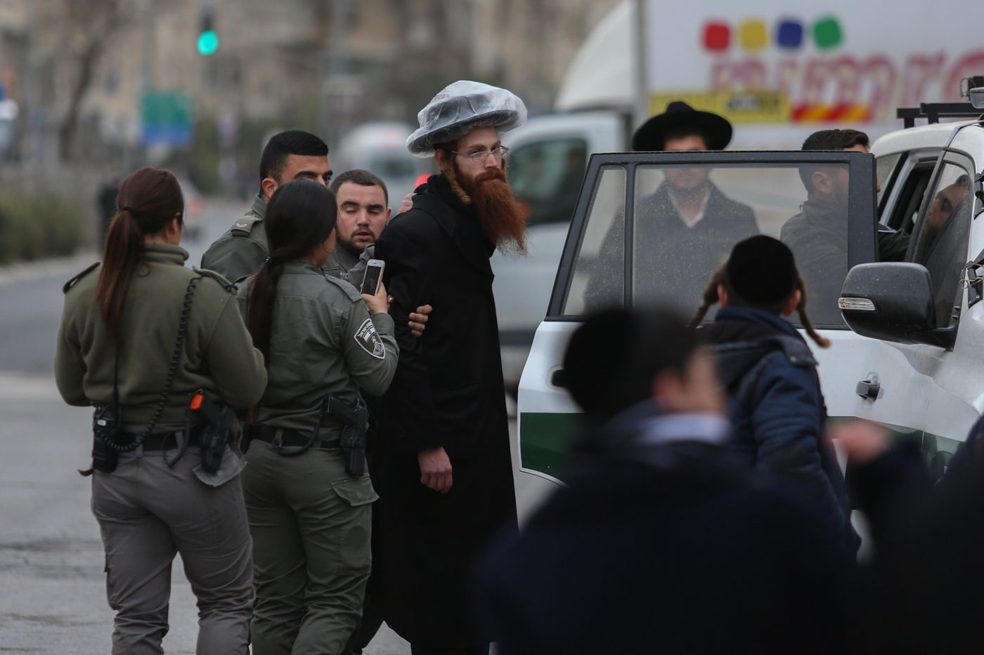 הקיצונים במחאה נגד ניתוח גופות הנרצחים מארמון הנציב