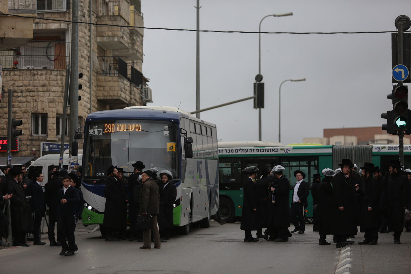 הקיצונים במחאה נגד ניתוח גופות הנרצחים מארמון הנציב