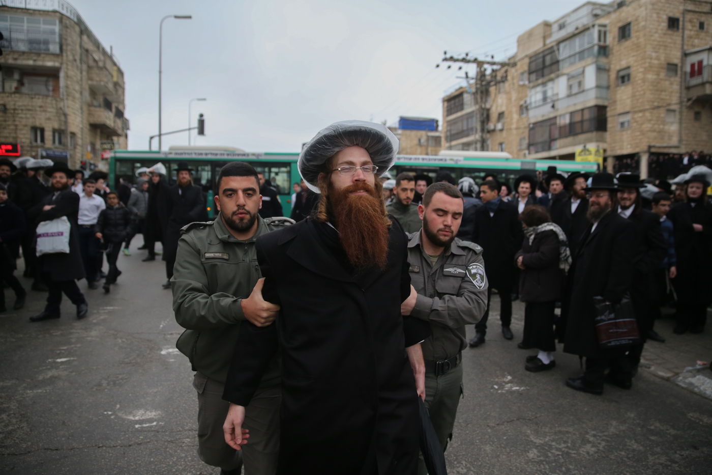 הקיצונים במחאה נגד ניתוח גופות הנרצחים מארמון הנציב