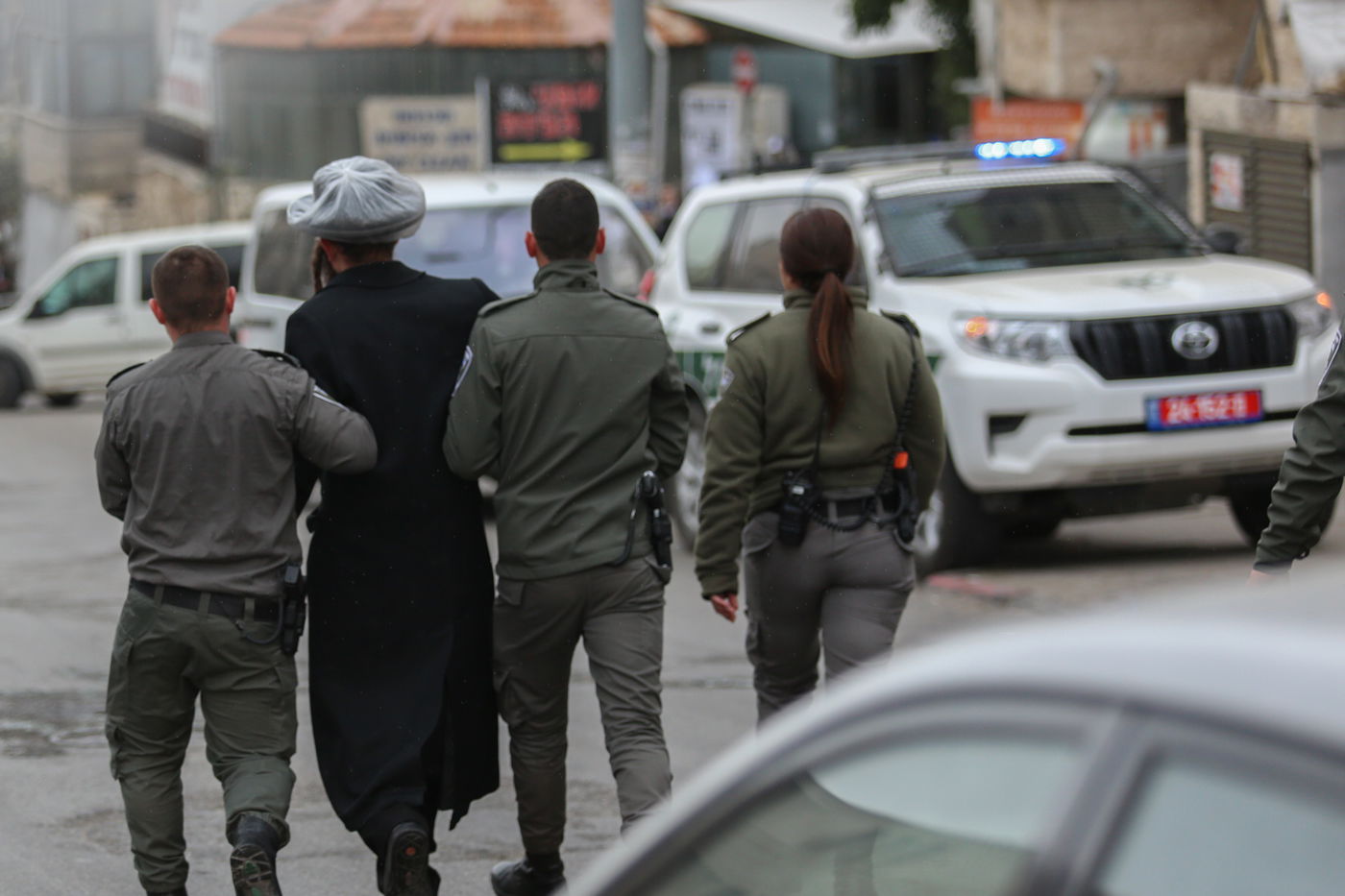 הקיצונים במחאה נגד ניתוח גופות הנרצחים מארמון הנציב