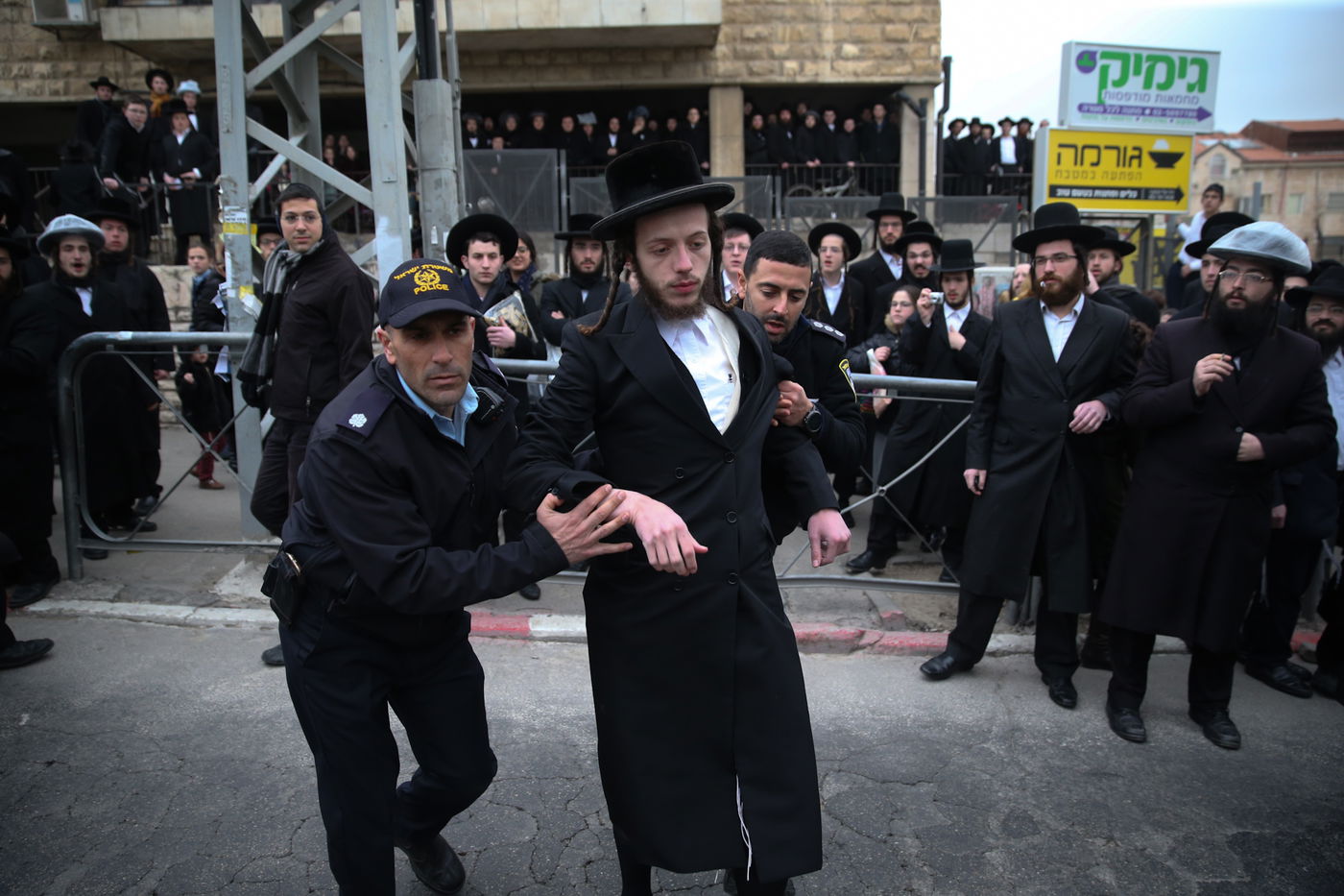 הקיצונים במחאה נגד ניתוח גופות הנרצחים מארמון הנציב