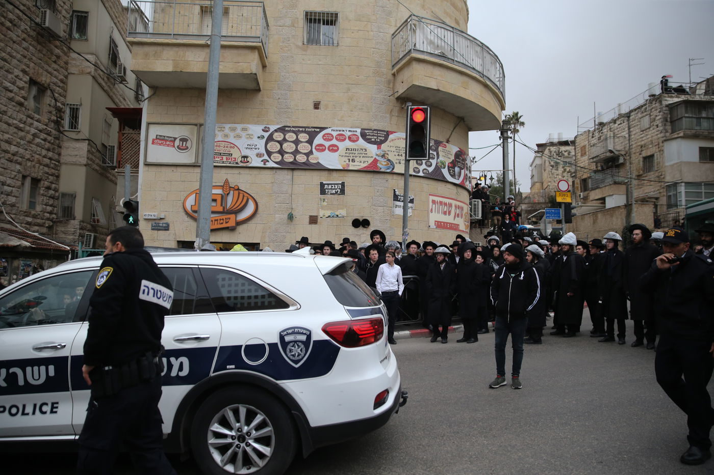 הקיצונים במחאה נגד ניתוח גופות הנרצחים מארמון הנציב