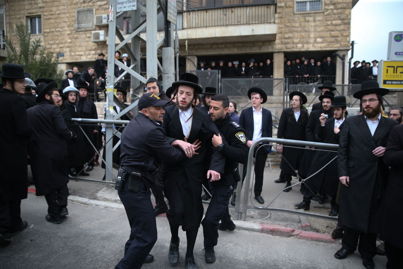 הקיצונים במחאה נגד ניתוח גופות הנרצחים מארמון הנציב