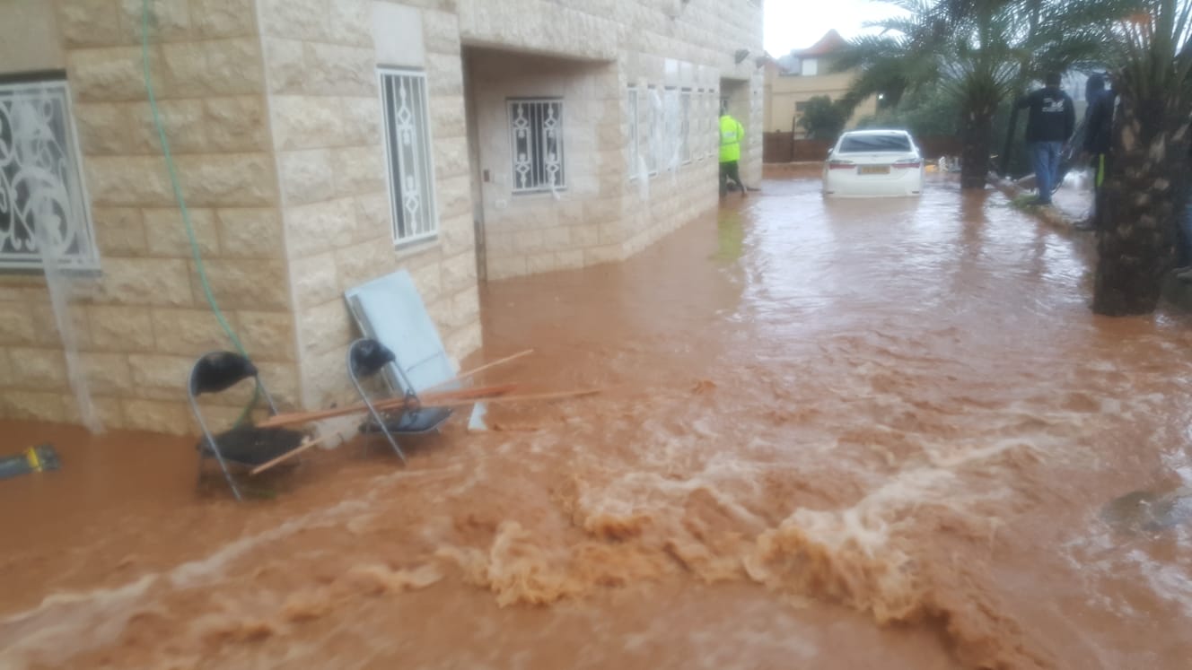 צפו: אם ובנה חולצו מביתם שהוצף במים