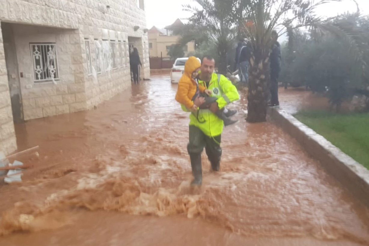 צפו: אם ובנה חולצו מביתם שהוצף במים