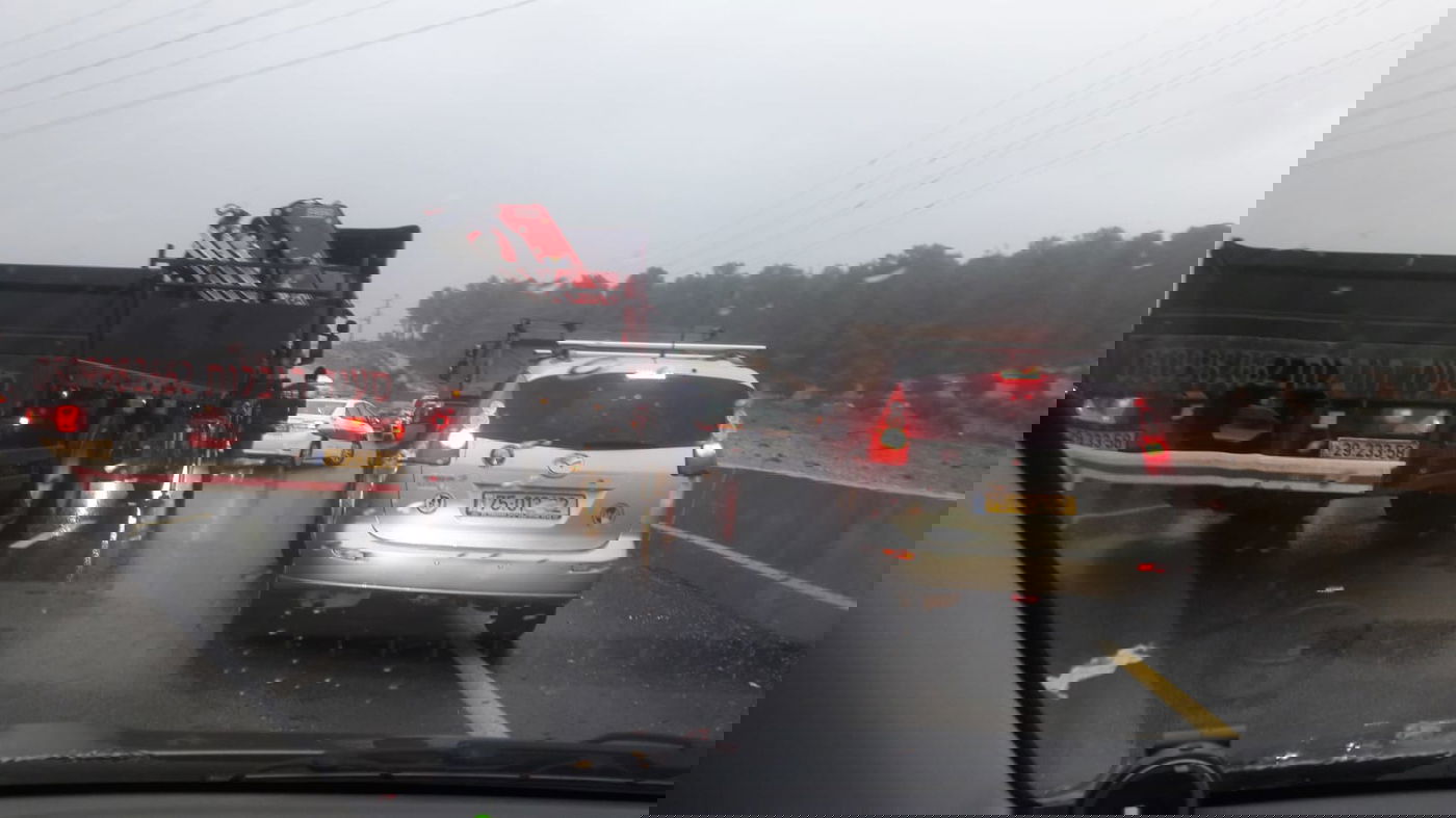 ג'יפים טבעו בשלולית ענקית; הנהגים חולצו