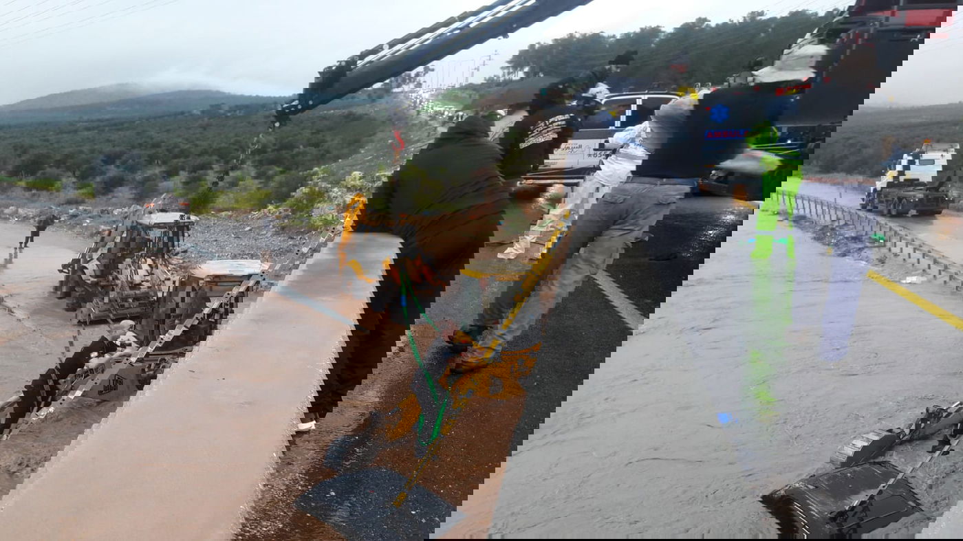 ג'יפים טבעו בשלולית ענקית; הנהגים חולצו