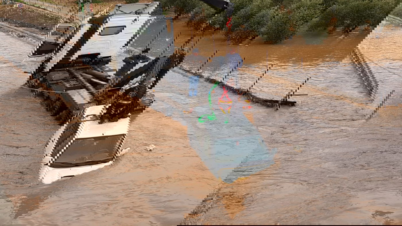 ג'יפים טבעו בשלולית ענקית; הנהגים חולצו