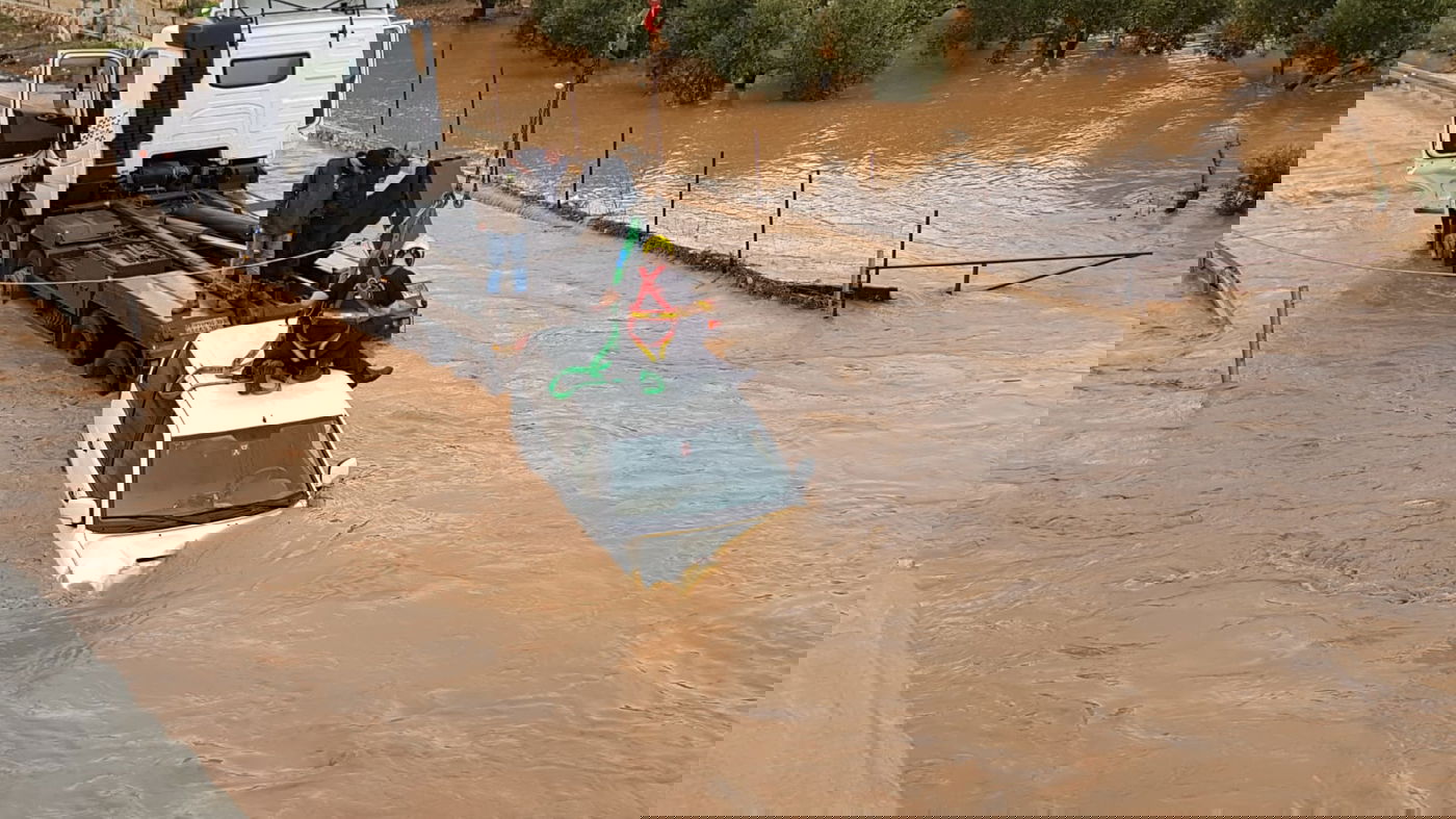 ג'יפים טבעו בשלולית ענקית; הנהגים חולצו