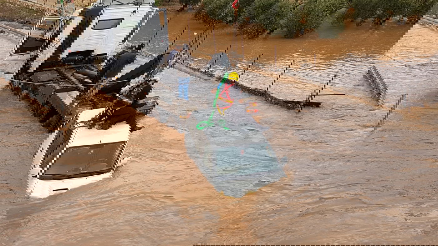 ג'יפים טבעו בשלולית ענקית; הנהגים חולצו