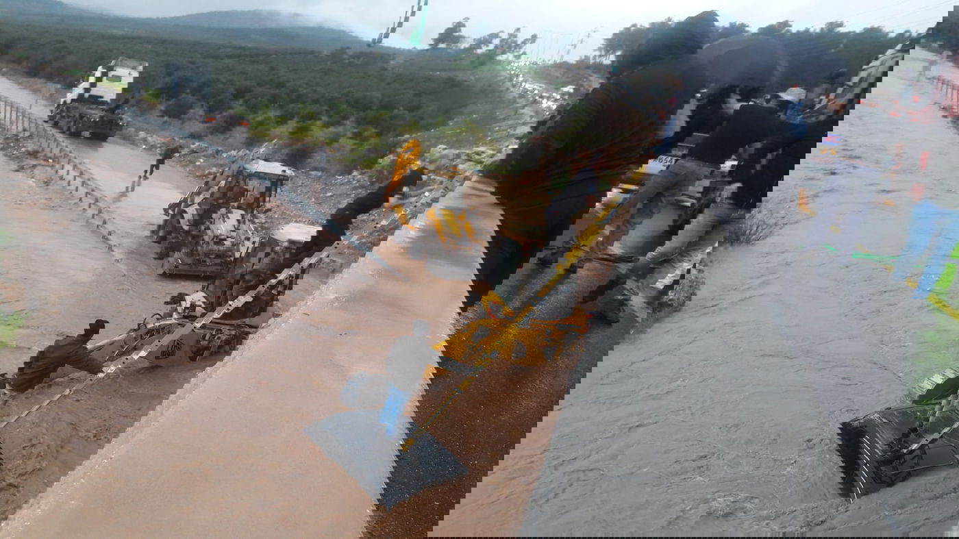 ג'יפים טבעו בשלולית ענקית; הנהגים חולצו