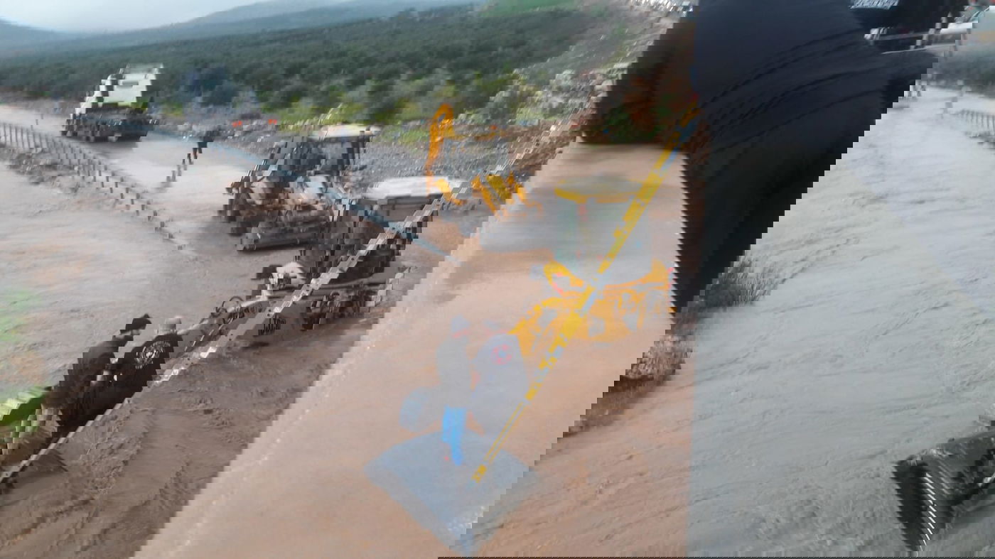 ג'יפים טבעו בשלולית ענקית; הנהגים חולצו