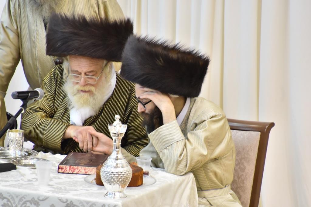 ילדי החיידרים חגגו שבע ברכות לנכד האדמו"ר • תיעוד