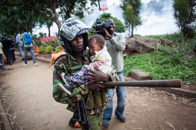 שוטר קנייתי בפעולה
