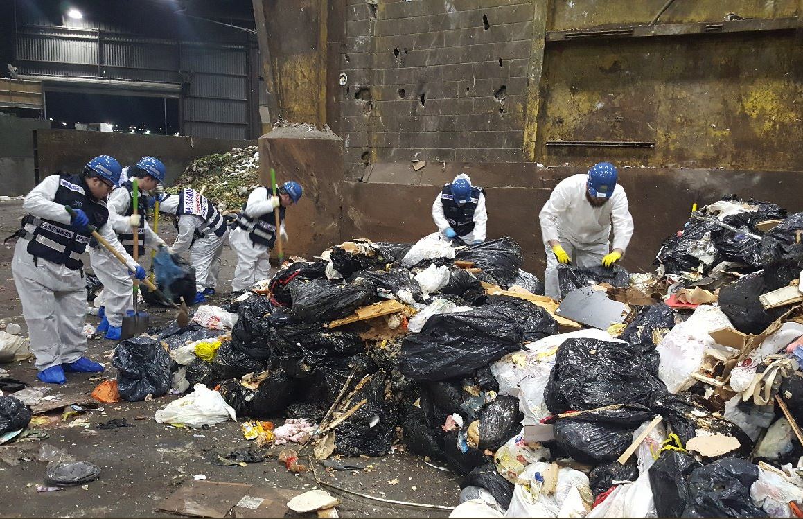 המתנדבים החרדים מחטטים בתכולת משאית האשפה