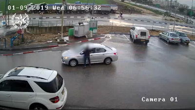 צפו בנהגת האמיצה מניסה את גנב הרכבים