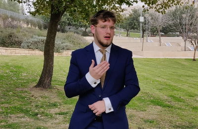 האח מהשלישיה התארס; אחיו הלחין לו שיר