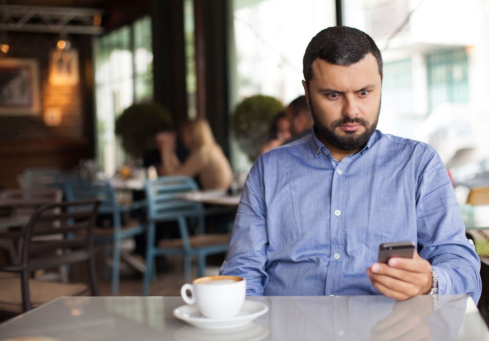 אוי, לא, שוב הוא מתקשר.