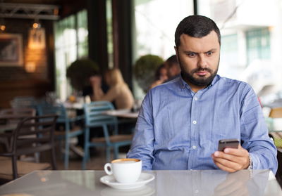 אוי, לא, שוב הוא מתקשר.
