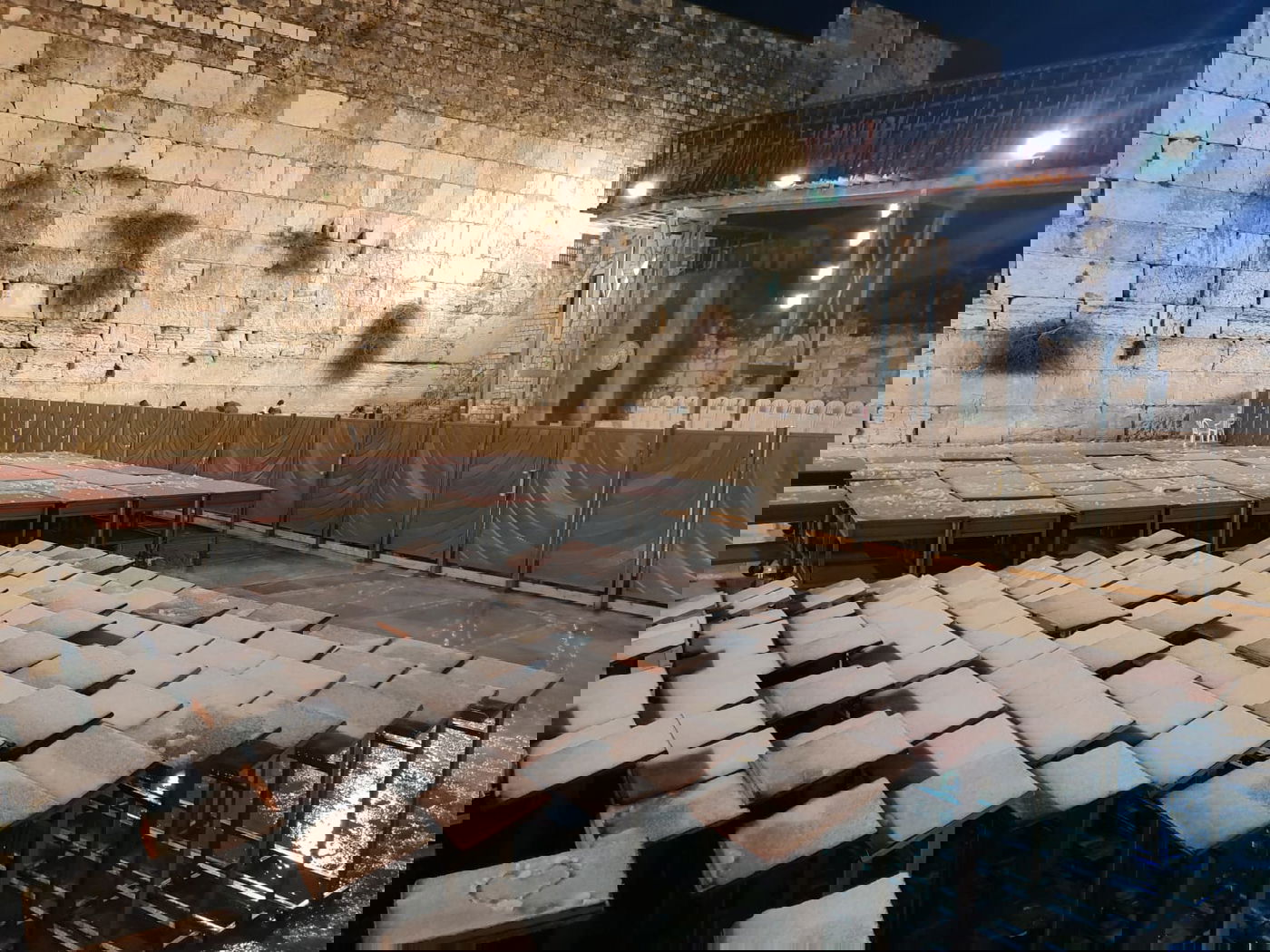 אכזבה לבאי הכותל המערבי: השלג נערם, אך מיד התמוסס