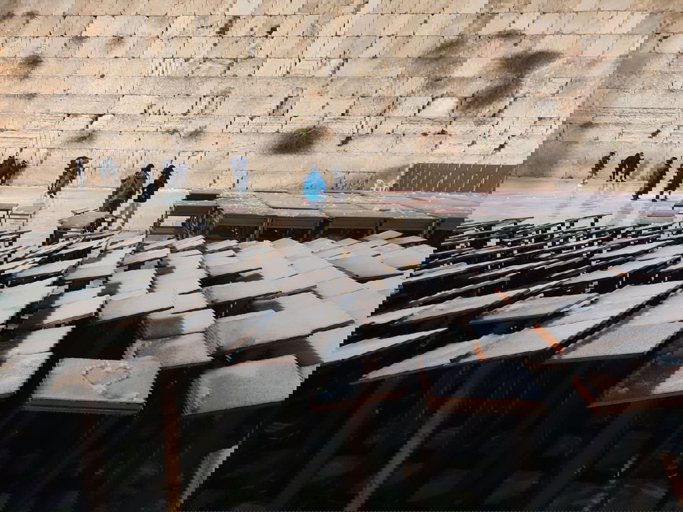אכזבה לבאי הכותל המערבי: השלג נערם, אך מיד התמוסס