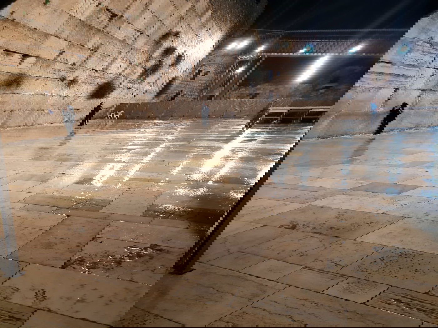 אכזבה לבאי הכותל המערבי: השלג נערם, אך מיד התמוסס