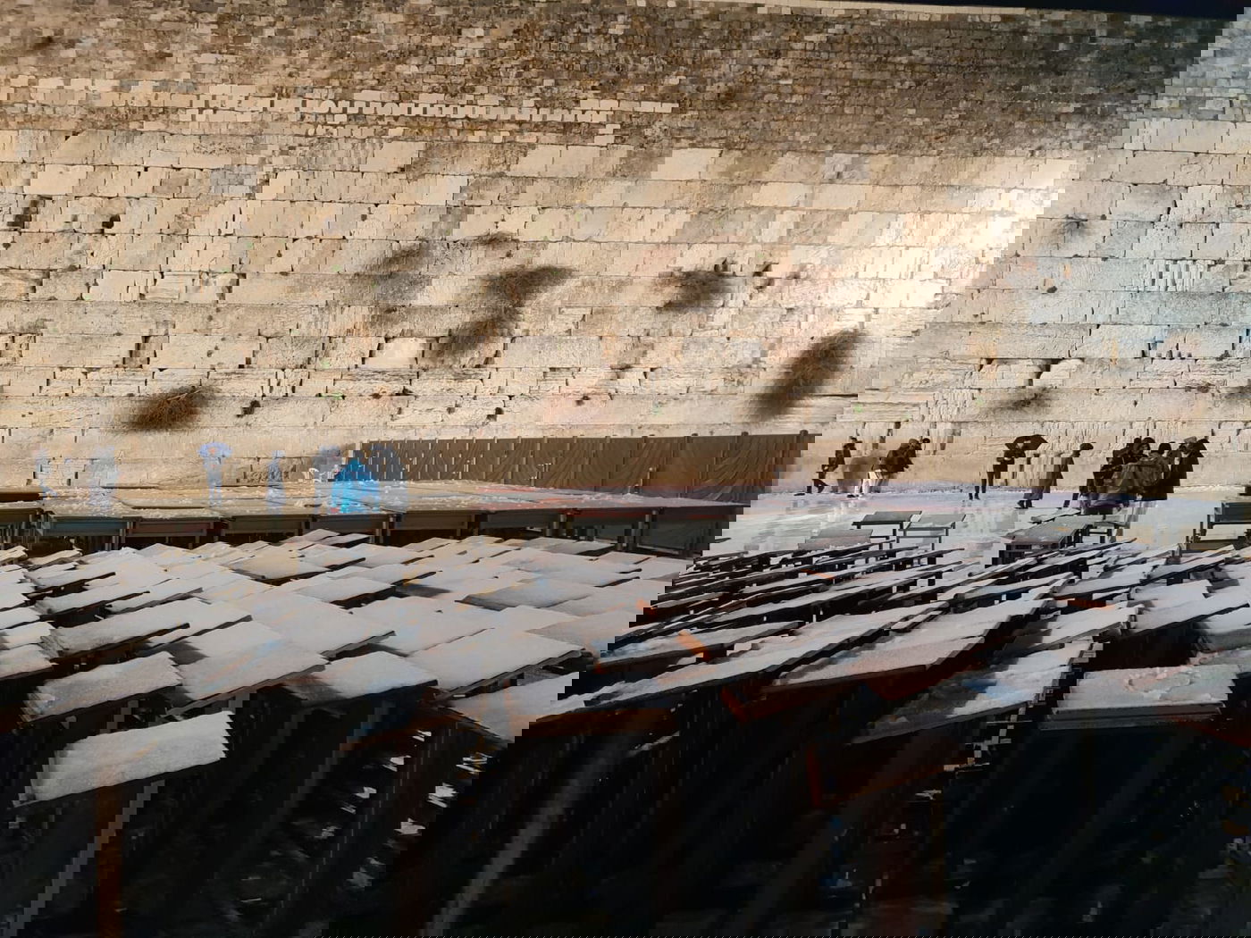 אכזבה לבאי הכותל המערבי: השלג נערם, אך מיד התמוסס