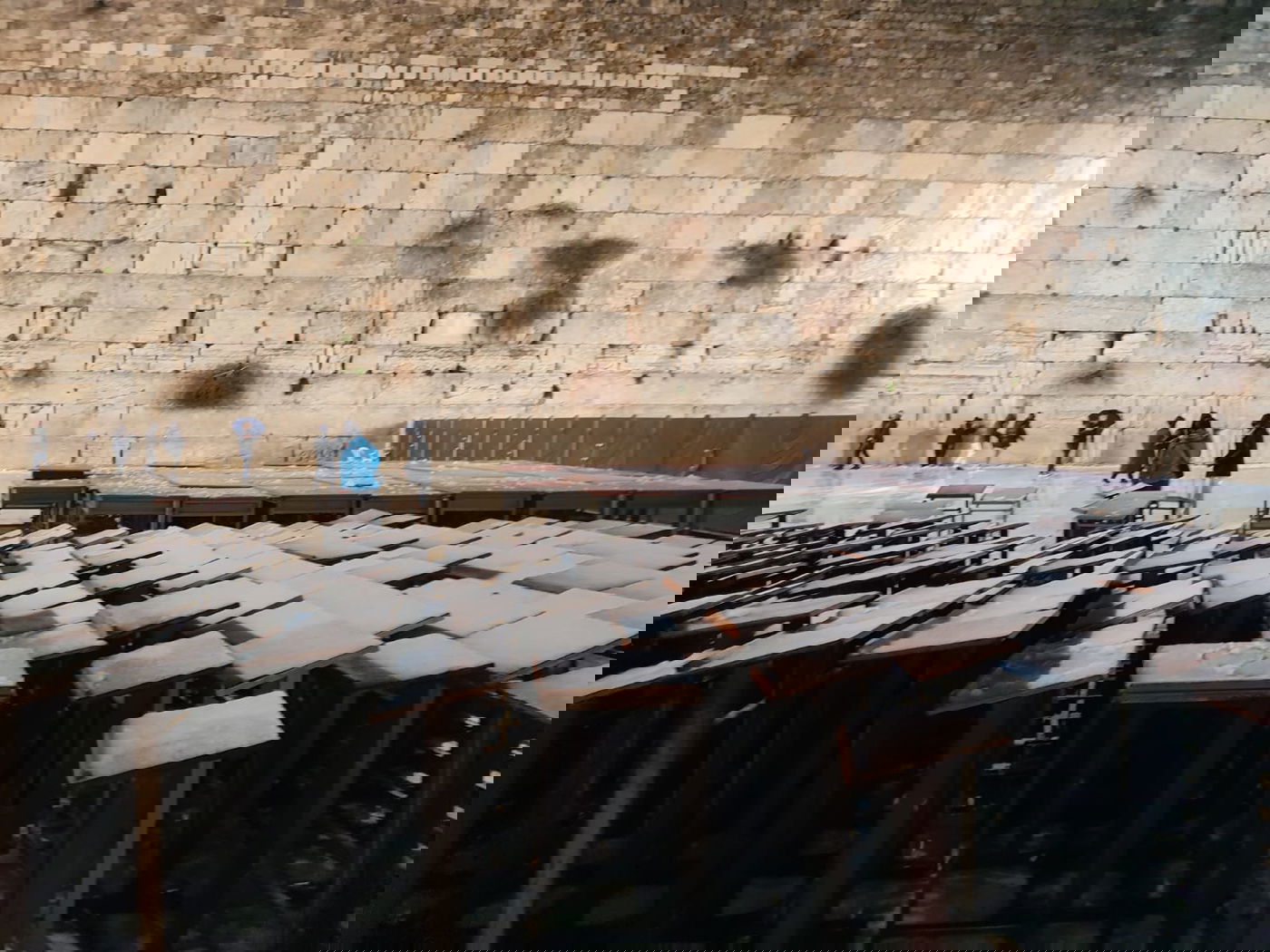 אכזבה לבאי הכותל המערבי: השלג נערם, אך מיד התמוסס