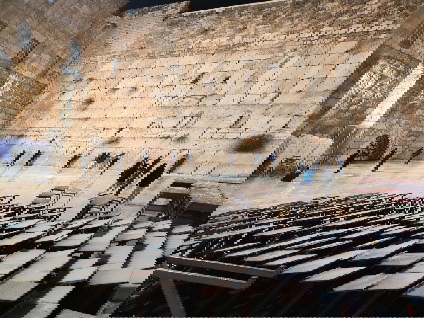 אכזבה לבאי הכותל המערבי: השלג נערם, אך מיד התמוסס