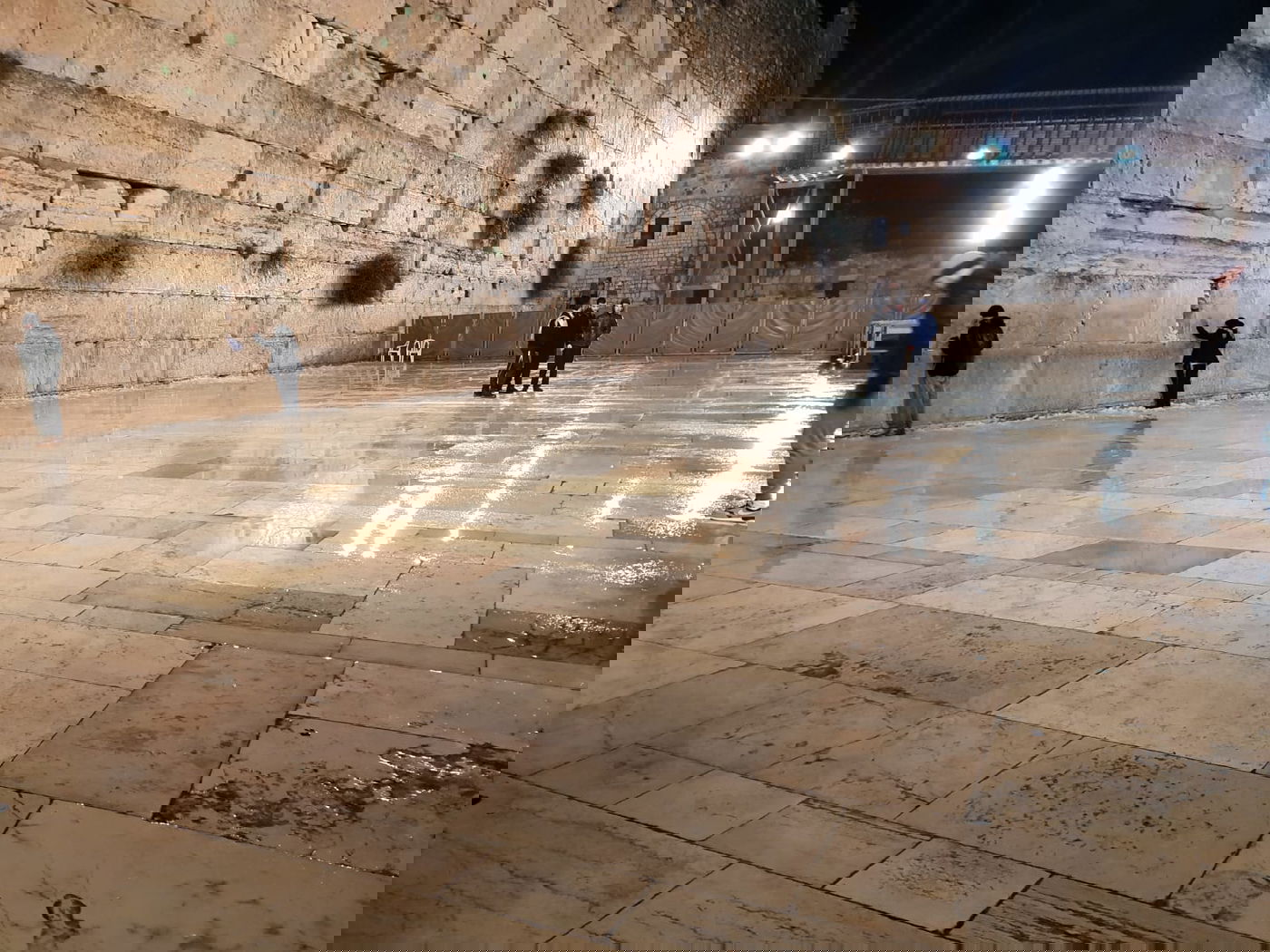 אכזבה לבאי הכותל המערבי: השלג נערם, אך מיד התמוסס