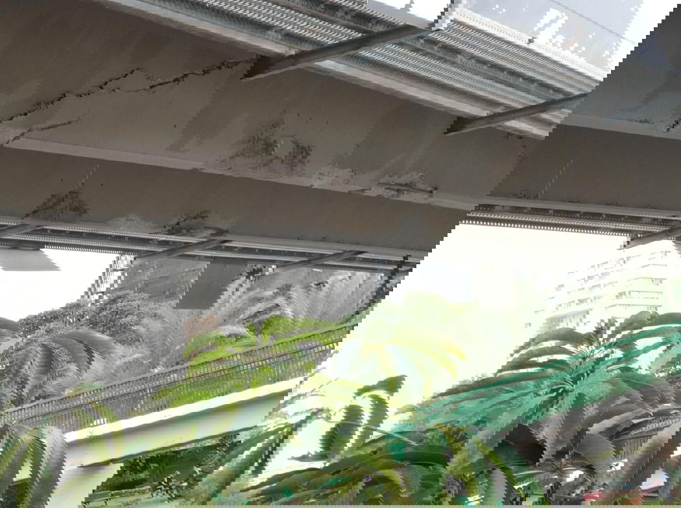 הגשר ספג מכה ממשאית ונסגר להולכי רגל