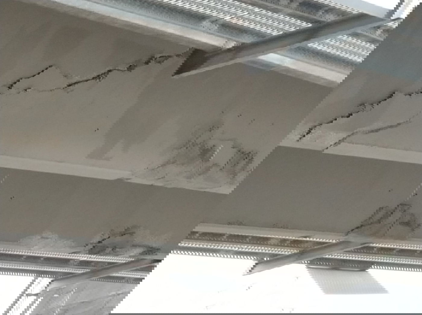 הגשר ספג מכה ממשאית ונסגר להולכי רגל