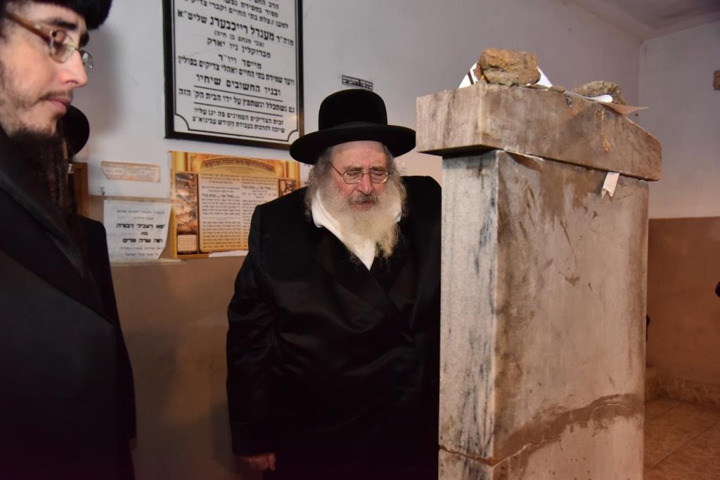 מסע הקודש של חסידי ספינקא לפולין • צפו