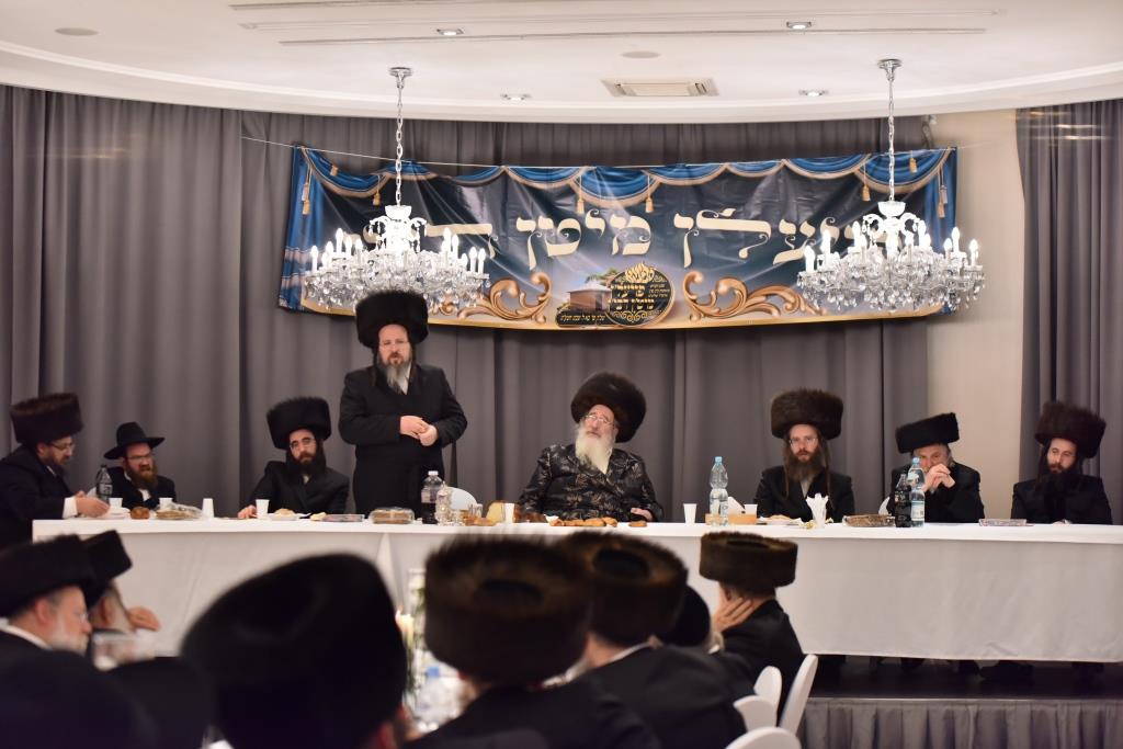 מסע הקודש של חסידי ספינקא לפולין • צפו