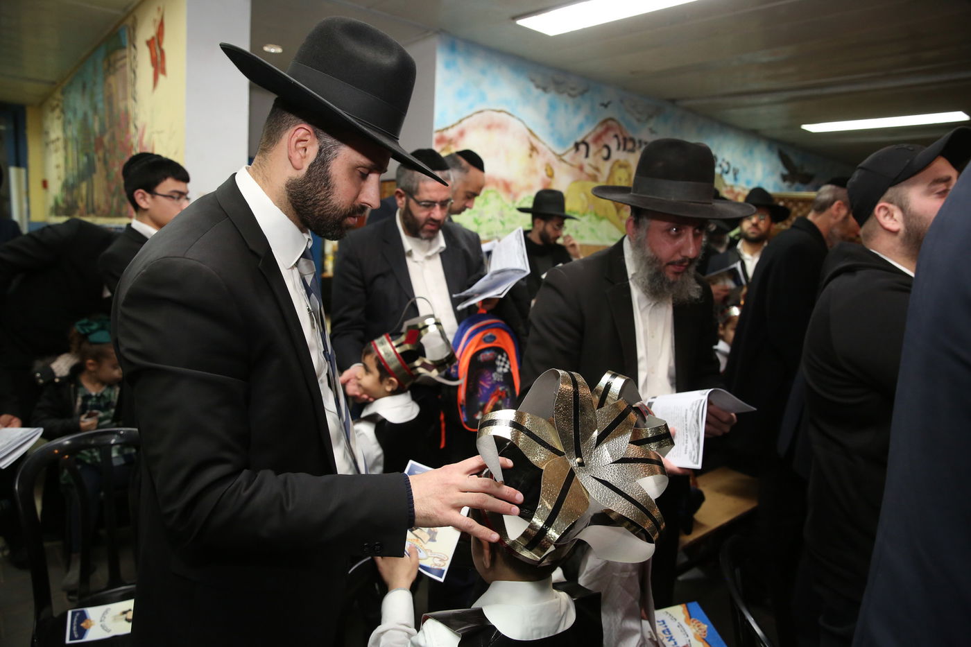 אלעד: ילדי 'דרך התורה' חגגו מסיבת חומש