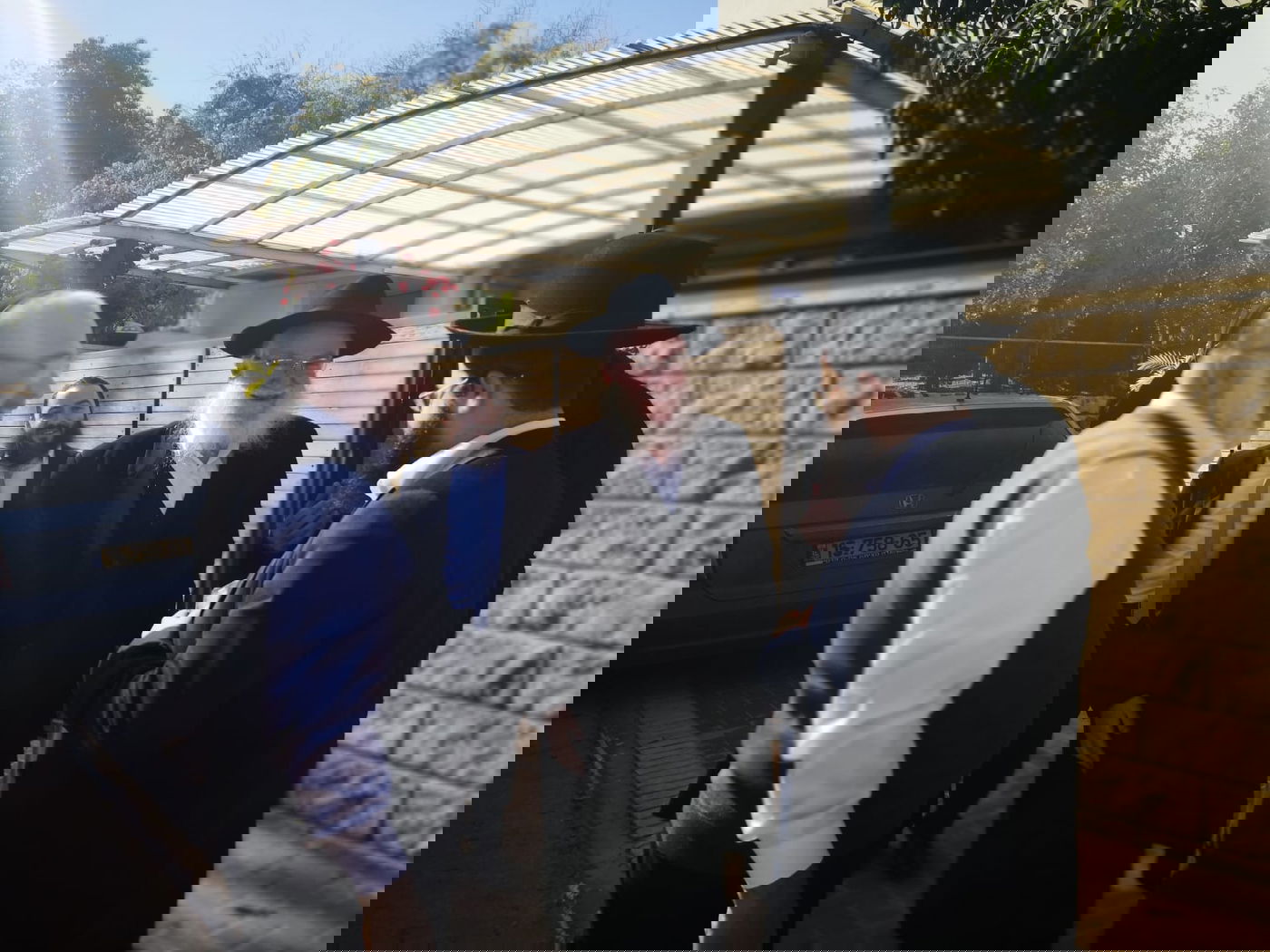 יענקי קנייבסקי ונציגי חב"ד בבית 'נגיד השלום' אייל משיח