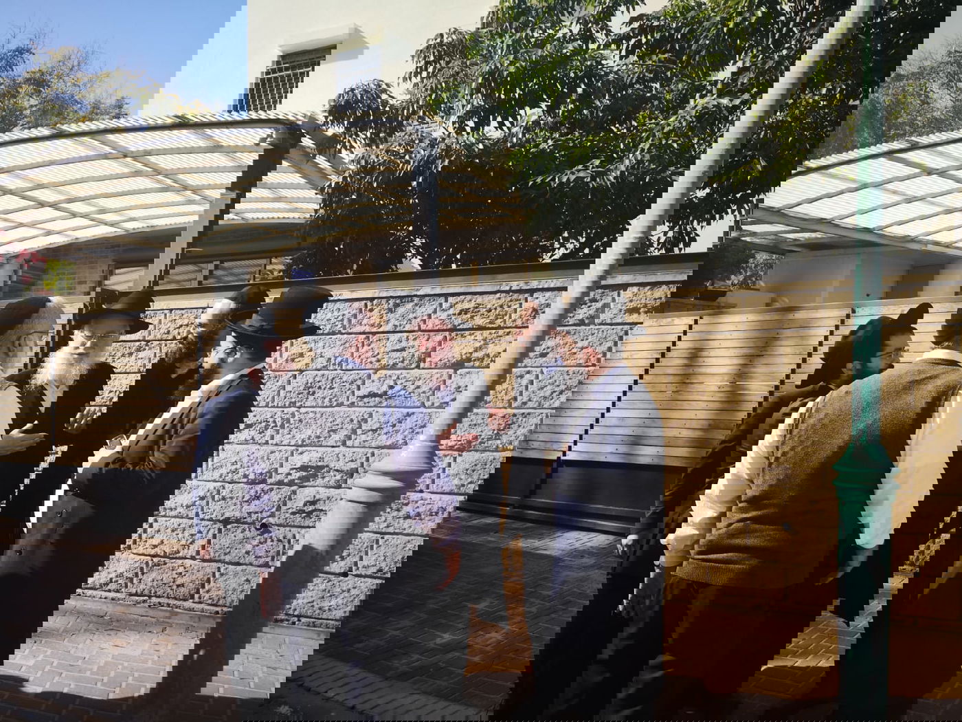 יענקי קנייבסקי ונציגי חב"ד בבית 'נגיד השלום' אייל משיח