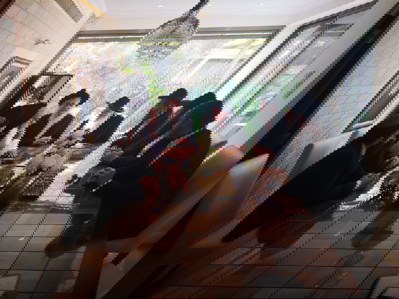 יענקי קנייבסקי ונציגי חב"ד בבית 'נגיד השלום' אייל משיח