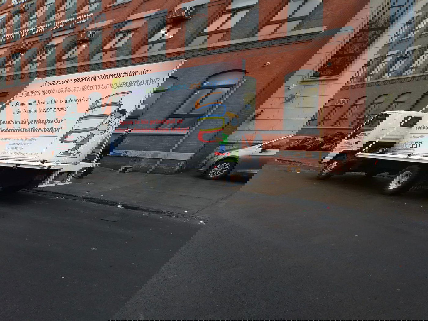 תעמולה של YAFFED ברחובות ברוקלין נגד החוסר בלימודי חול