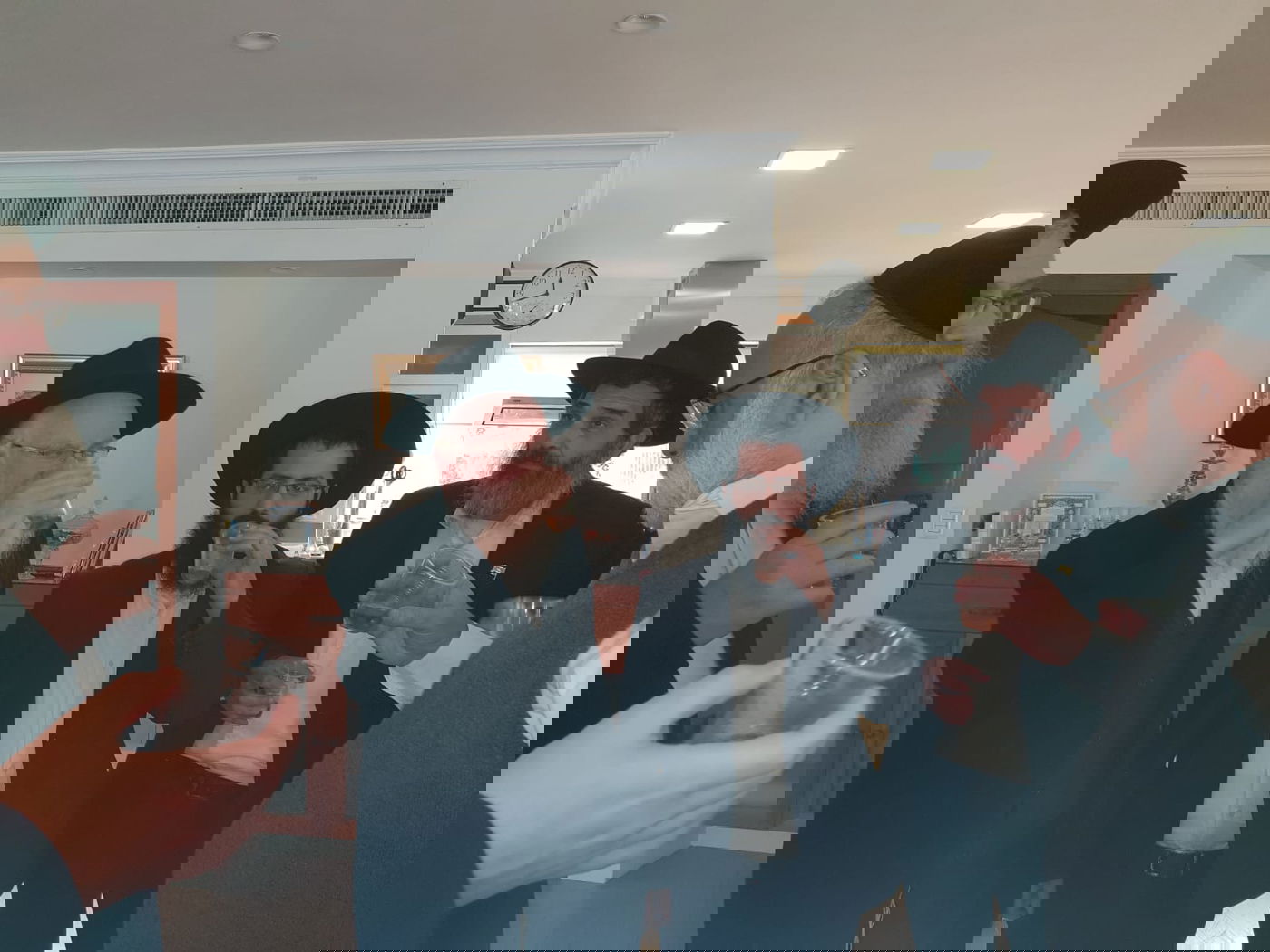 יענקי קנייבסקי ונציגי חב"ד בבית 'נגיד השלום' אייל משיח