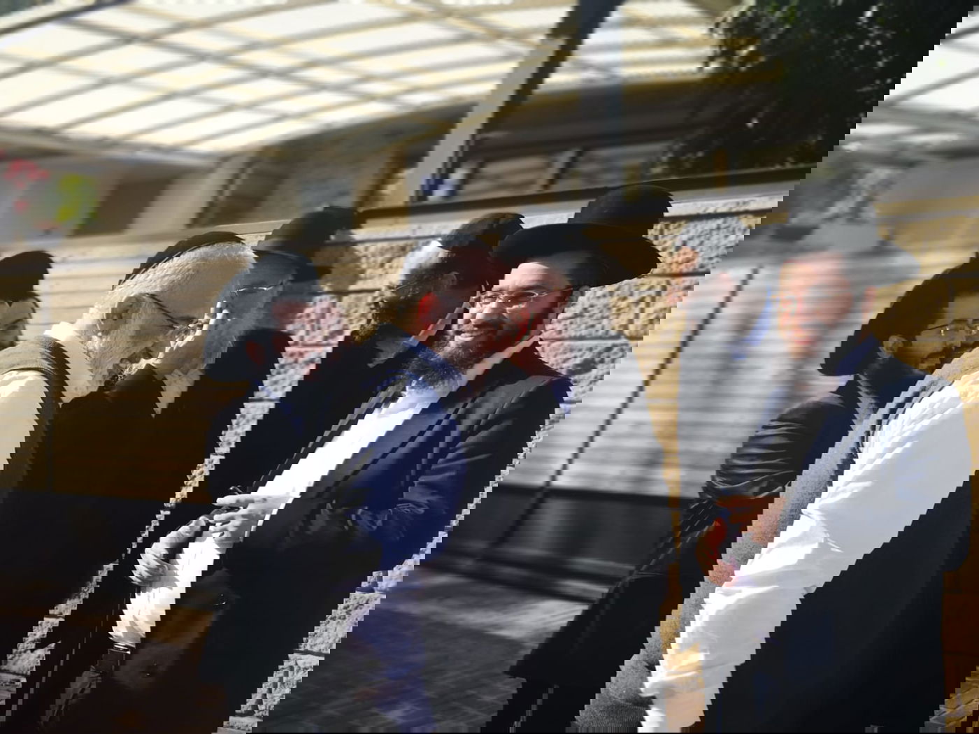 יענקי קנייבסקי ונציגי חב"ד בבית 'נגיד השלום' אייל משיח