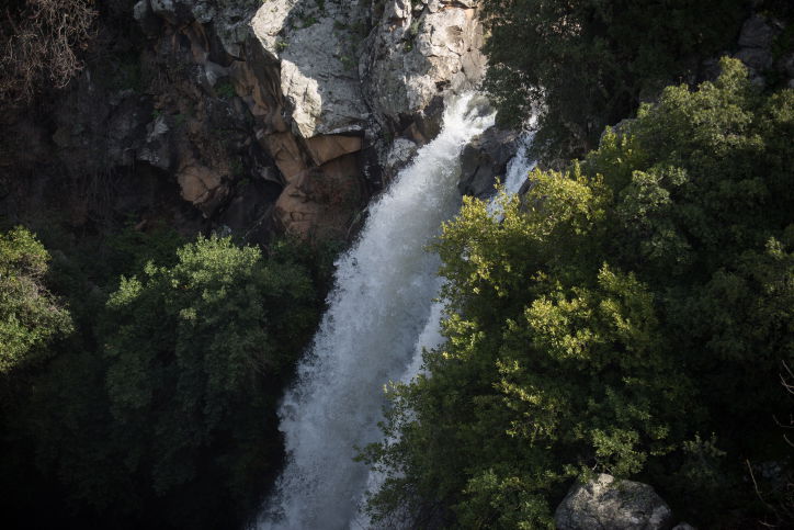 גלריה משמחת: מפל סער שוצף וגועש • צפו
