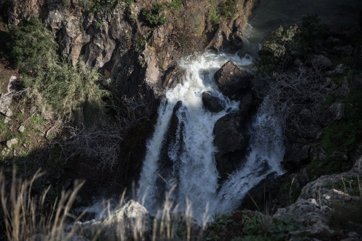 גלריה משמחת: מפל סער שוצף וגועש • צפו