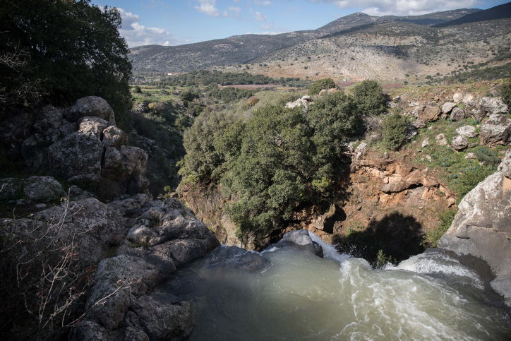 גלריה משמחת: מפל סער שוצף וגועש • צפו
