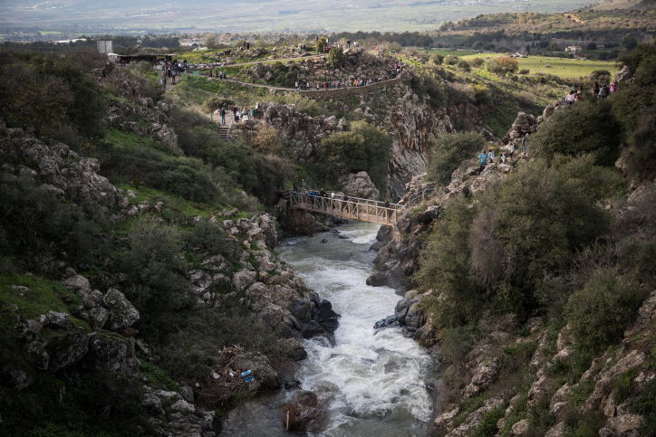 גלריה משמחת: מפל סער שוצף וגועש • צפו