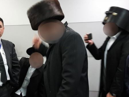 נוסעים חרדים ב'אוקראין' חובשים את קופסת השטריימל