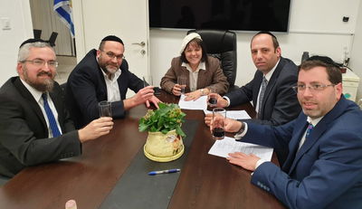 נציגי 'דגל' בפגישת החתימה עם ר"ע בית שמש