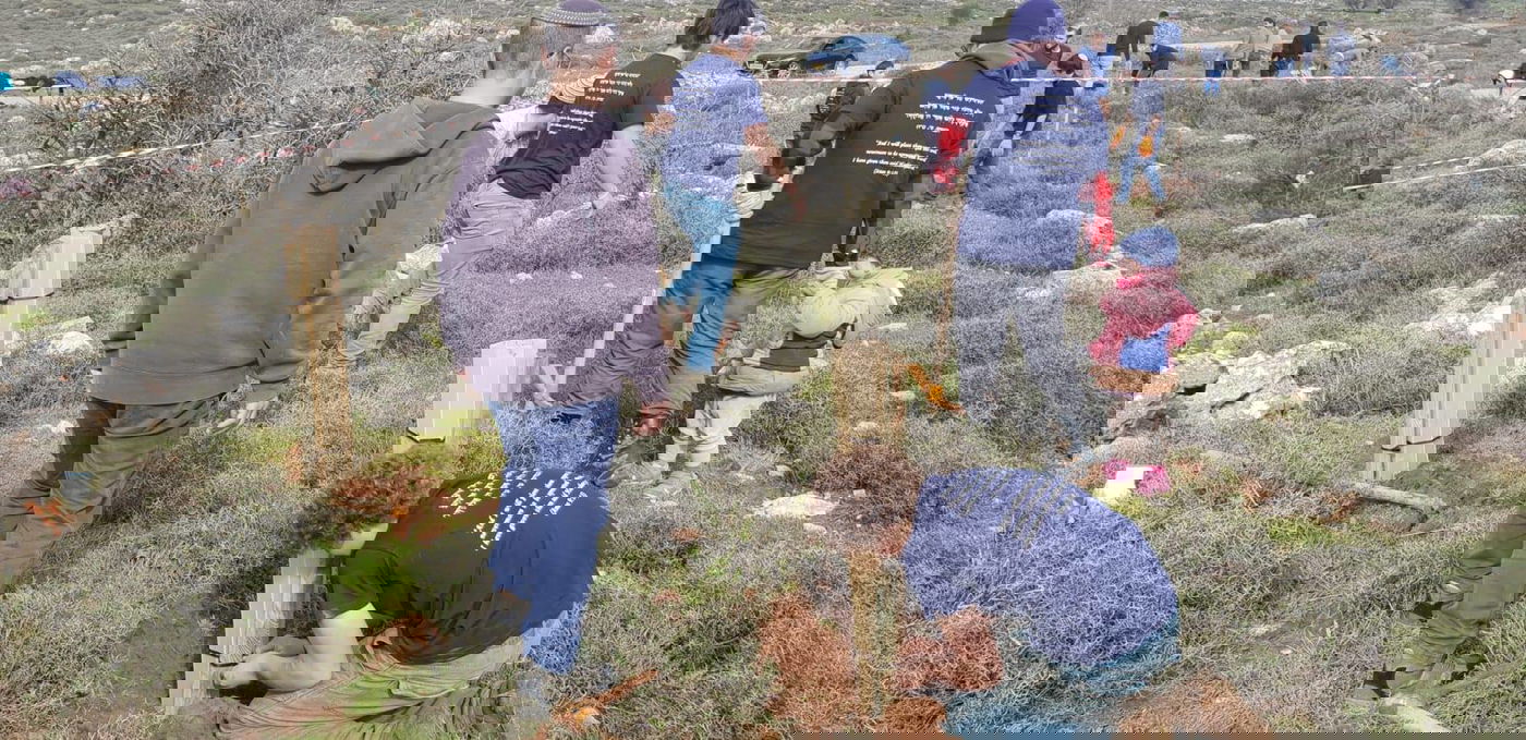 עמיחי ושירה נטעו עץ לזכר בנם הפעוט הי"ד