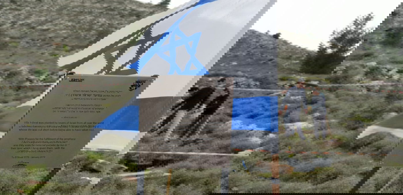 עמיחי ושירה נטעו עץ לזכר בנם הפעוט הי"ד