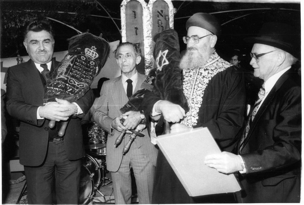 8/10/1984 יושב ראש הכנסת שלמה הלל והשר הרב משה ניסים והראשון לציון הגר"מ אליהו בטקס שנערך אז במוצאי שמחת תורה